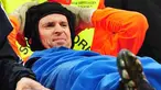 Kiper Chelsea Petr Cech meninggalkan lapangan dengan ditandu menyusul cedera yang dialaminya di laga leg pertama babak 16 besar Liga Champions lawan Inter Milan di San Siro Stadium, 24 Februari 2010. AFP PHOTO / Giuseppe Cacace 