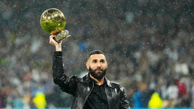 Karim Benzema Pamer Trofi Ballon d'Or 2022 di Stadion Santiago Bernabeu