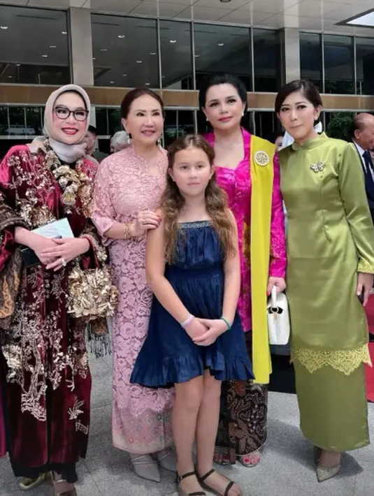 Yanti Airlangga tampil mencolok dengan kebaya kutubaru floral pink dan kain Batik. Ia padukan dengan selendang kuning dan tas tangan putih yang kontras [@yanti.airlangga]
