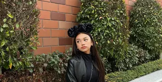 Beranjak dewasa, Naura Ayu semakin terlihat bergaya dengan outfit pilihannya. Termasuk saat dirinya liburan ke Disneyland. [@naura.ayu]