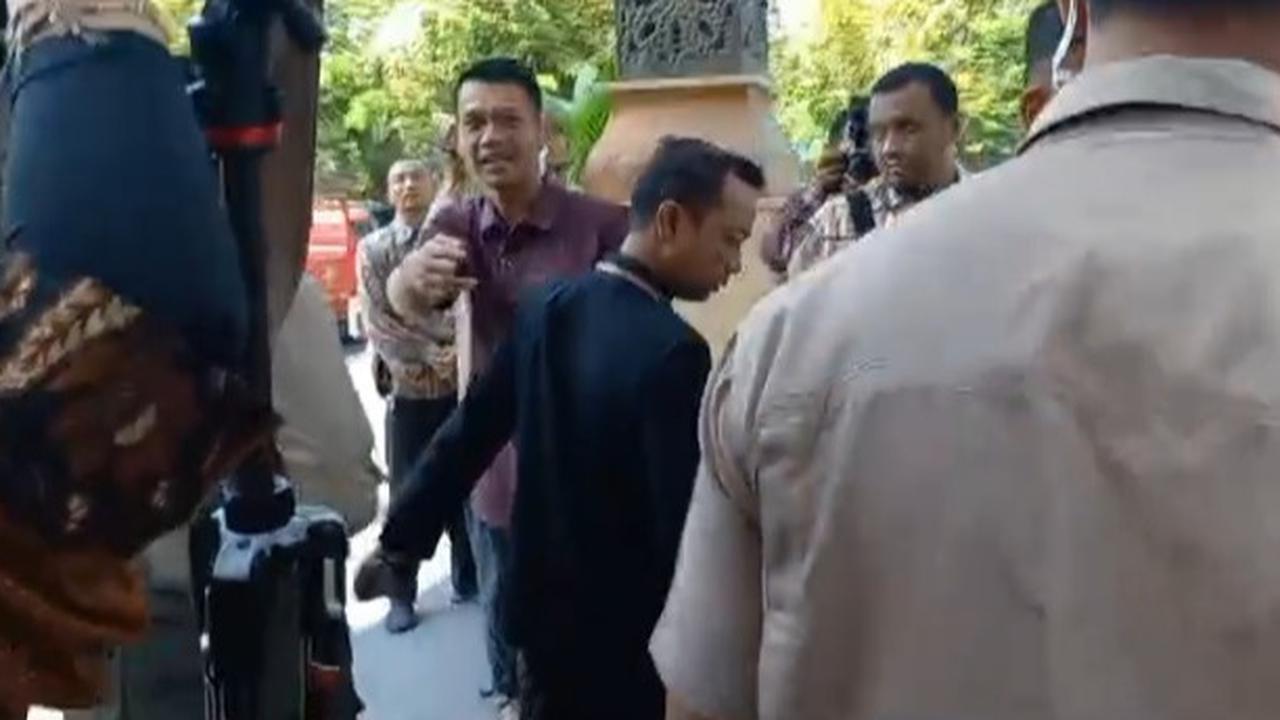 Pemprov Jateng Minta Maaf Ulah Ajudan Pj Gubernur Nana Sudjana Tarik Kaki Wartawan Hingga Terjatuh