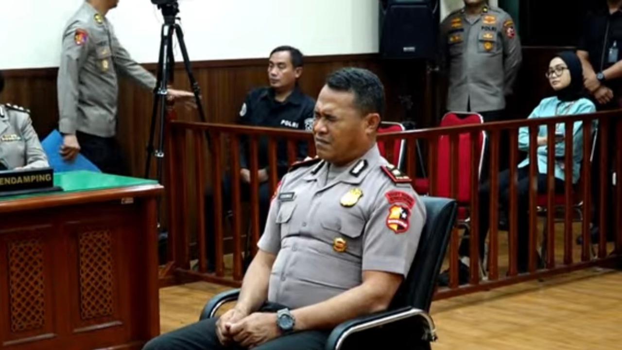 Tangis Kompol Cosmas Pecah Usai Dipecat Polri, Baru Tahu Affan Kurniawan Terlindas dari Video Viral di Medsos
