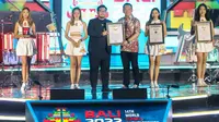 Ketua Harian PBESI, Bambang Sunarwibowo, menerima plakat rekor MURI untuk pelaksanaan IESF World Esports Championship 2022 di Bali yang diserahkan Marketing Director MURI, Andre Purwandono. (Ist)