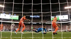 Kiper Real Madrid, Keylor Navas (tengah) mendekap bola saat bertanding melawan AS Roma dalam International Champions Cup (ICC) di New Jersey, Amerika Serikat, Selasa (7/8). Real Madrid menang 2-1. (AP Photo/Julio Cortez)
