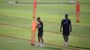 Pelatih Timnas Indonesia, John Herdman (kiri), bersama staf pelatih menyiapkan perlengkapan saat sesi latihan di Bali United Training Center, Gianyar, Bali, Kamis (23/7/2026). John Herdman terus mematangkan persiapan Skuad Garuda yang memasuki pekan terakhir pemusatan latihan jelang menghadapi Kamboja pada laga perdana Grup A Piala AFF 2026 di Stadion Pakansari, Bogor, 27 Juli 2026. (Bola.com/Alit Binawan)