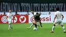Pemain Persija Jakarta, Marko Simic (tengah kiri) berebut bola dengan pemain Persikabo 1973, Pedrinho pada laga pekan kedua BRI Liga 1 2023/2024 di Stadion Pakansari, Cibinong, Bogor, Minggu (9/7/2023). (Bola.com/M Iqbal Ichsan)
