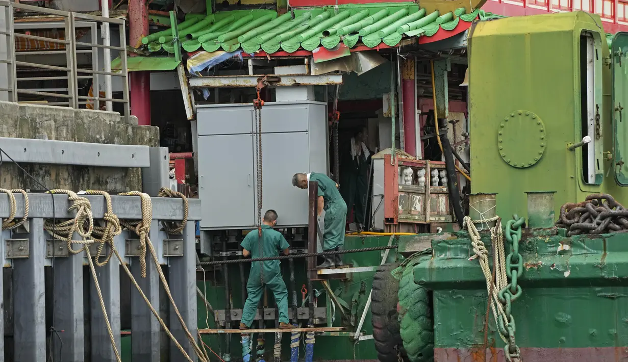 Pekerja memeriksa Restoran Terapung Jumbo Hong Kong bergaya kekaisaran China terakhir, yang telah ditampilkan di banyak film lokal dan internasional selama bertahun-tahun, di Hong Kong, Senin (13/6/2022). (AP Photo/Kin Cheung)