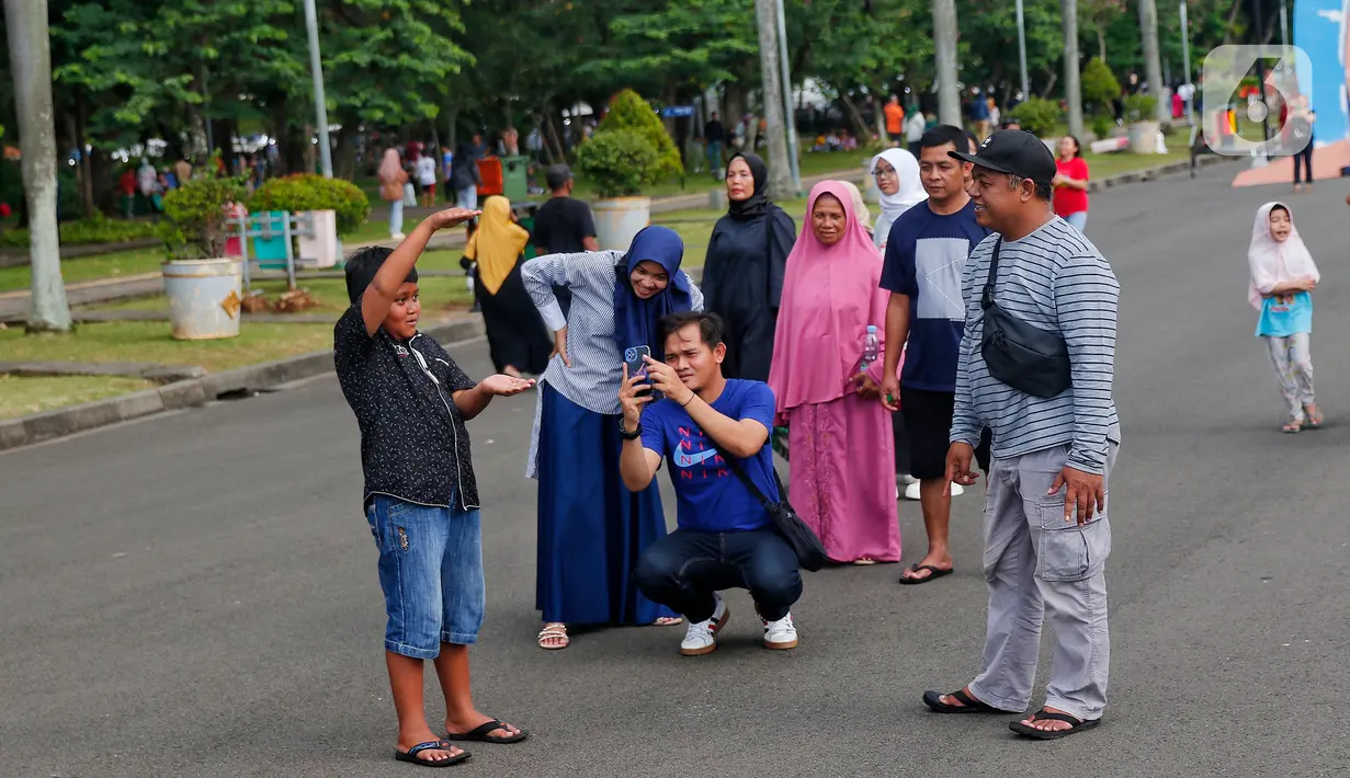 Kawasan Monas buka sejak pukul 06.00 WIB sampai dengan pukul 22.00 WIB. (Liputan6.com/Angga Yuniar)