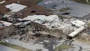 Bangunan Sekolah Dasar Stoner Creek tampak rusak parah setelah tornado menerjang Mt. Juliet, Tennessee, Amerika Serikat, Selasa (3/3/2020). Puluhan ribu rumah kini tanpa listrik akibat tornado yang menerjang Tennessee. (AP Photo/Mark Humphrey)