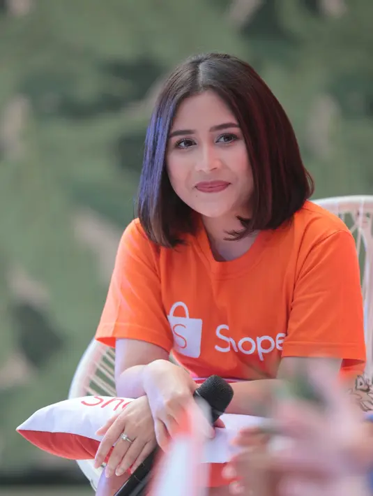 Di Valentine kali ini, Prilly mengaku jika dirinya tak berharap mendapat sesuatu dari Maxime. Baginya, saat menjalin hubungan bukan saling berharap mendapatkan sesuatu dari satu sama lain. (Adrian Putra/Bintang.com)