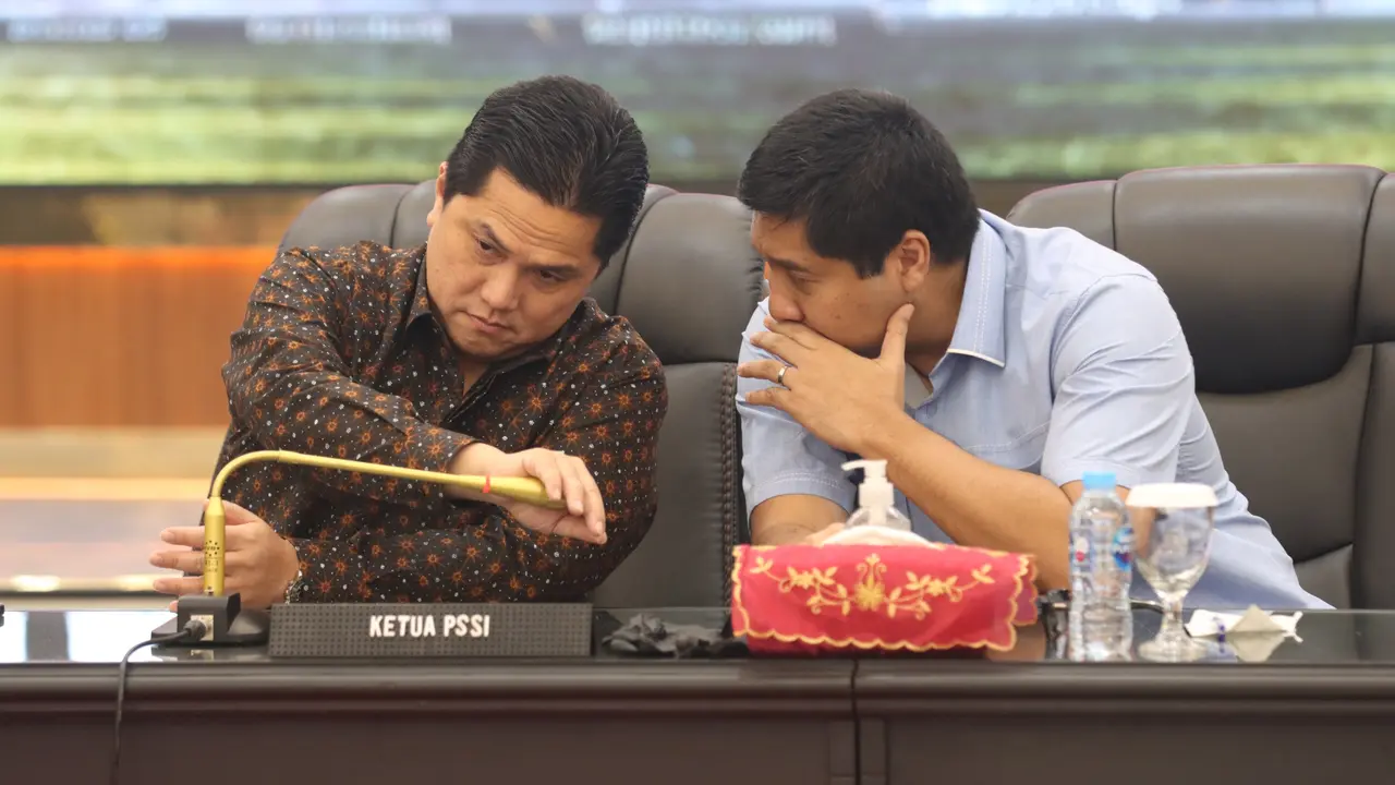 Ketua Satgas Anti Mafiabola Independen, Maruarar Sirait bersama Ketua Umum PSSI, Erick Thohir