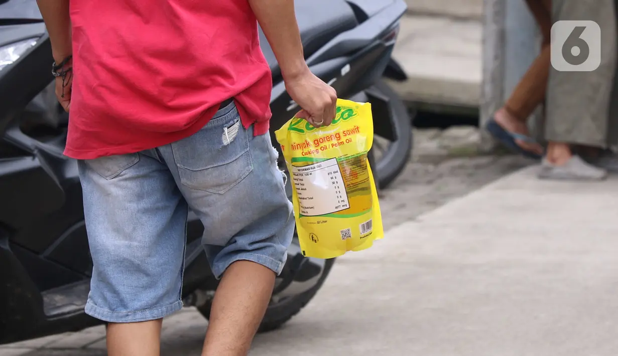 Warga membeli minyak goreng seusai mengikuti vaksinasi covid-19 di kawasan Tanah Tinggi, Kota Tangerang, Jumat (4/3/2022). Pemkot Tangerang mengadakan operasi pasar minyak dan daging murah bagi warga yang melaksanakan vaksin covid-19 di lokasi. (Liputan6.com/Angga Yuniar)