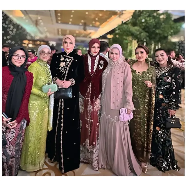8 Artis Elegan Berbalut Gamis di Ngunduh Mantu Al Ghazali-Alyssa, Curi Perhatian
