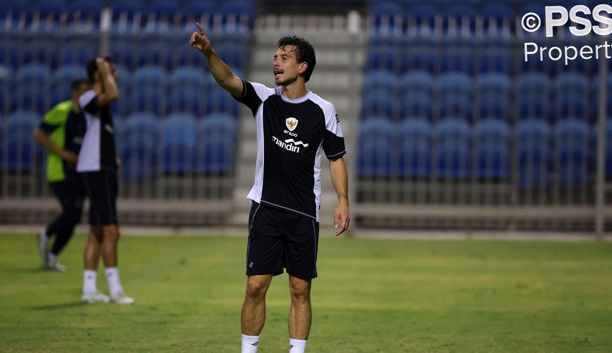 <p>Pemain Timnas Indonesia, Thom Haye berkomunikasi dengan rekan setimnya saat melakukan latihan menjelang laga Kualifikasi Piala Dunia 2026 melawan Bahrain di Hamad Town Youth &amp; Sports Ground pada Senin (07/10). (Dok. PSSI)</p>