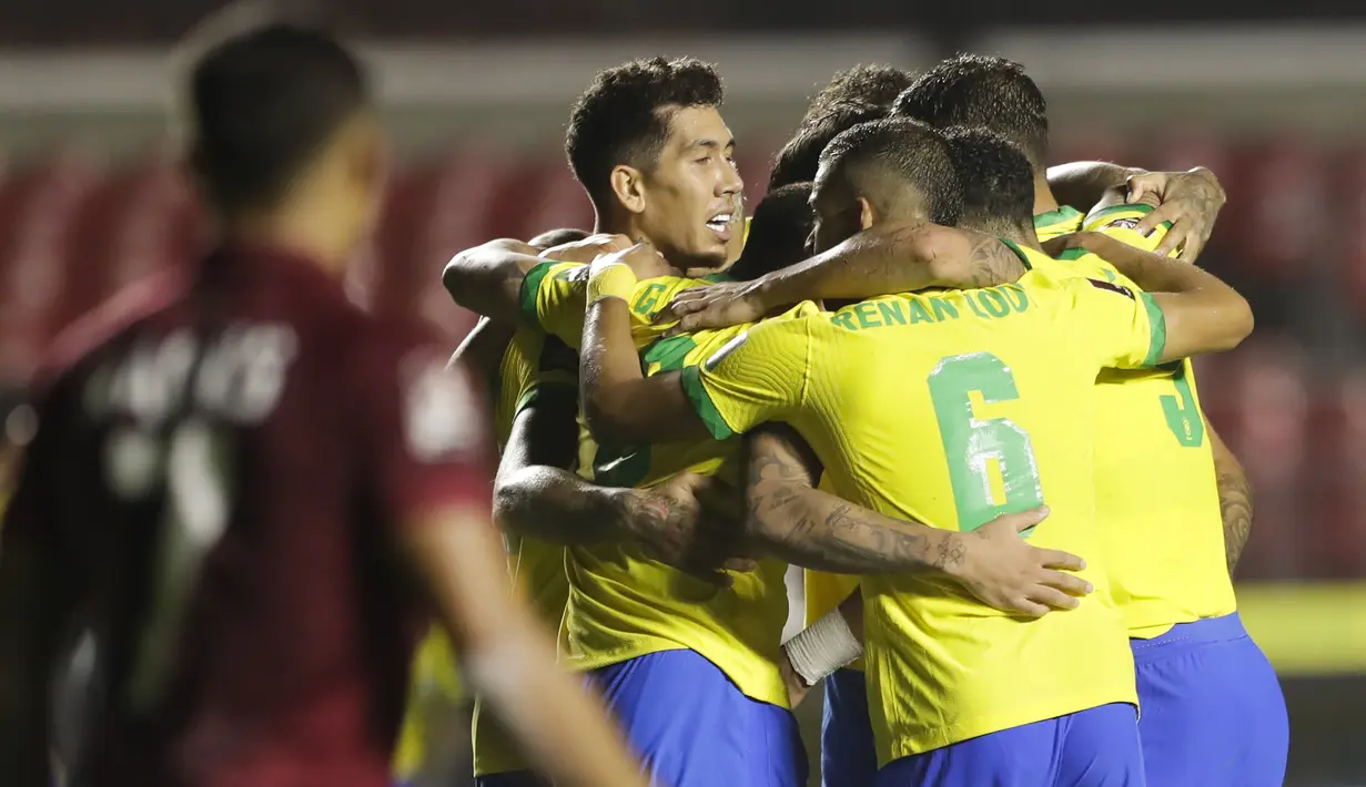Pemain Brasil merayakan gol yang dicetak Roberto Firmino ke gawang Venezuela pada laga lanjutan kualifikasi Piala Dunia 2022 zona CONMEBOL di Stadion Morumbi, Sabtu (14/11/2020) pagi WIB. Brasil menang 1-0 atas Venezuela. (AFP/Andre Penner/pool)