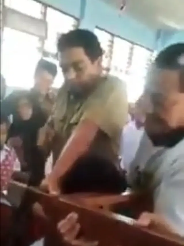bocah SD tersangkut kursi