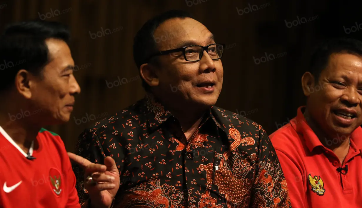 Ekspresi Tony Apriliani (tengah) saat memberikan pertanyaan kepada Moeldoko pada acara debat di  SCTV Tower, Jakarta, Selasa (04/10/2016). (Bola.com/Nicklas Hanoatubun)