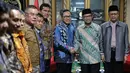 Ketua Umum PAN, Zulkifli Hasan berjabat tangan dengan Ketua Muhammadiyah, Anwar Abbas saat melakukan kunjungan ke PP Muhammadiyah, Senin (15/2/2016).Pertemuan tersebut membahas sejumlah masalah yang tengah dihadapi Indonesia. (Liputan6.com/Faizal Fanani)