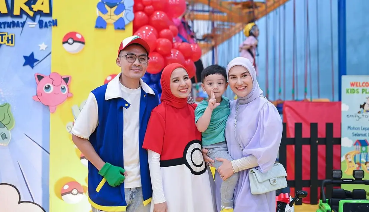 Acara digelar di arena tempat bermain dengan mengusung konsep Pokemon. Selain backdrop dan properti bertema Pokemon, Tya terlihat mengenakan kostum ala Team Rocket, karakter dari animasi tersebut. Hadir juga Irish Bella bersama sang buah hati. [Instagram/tya_ariestya]