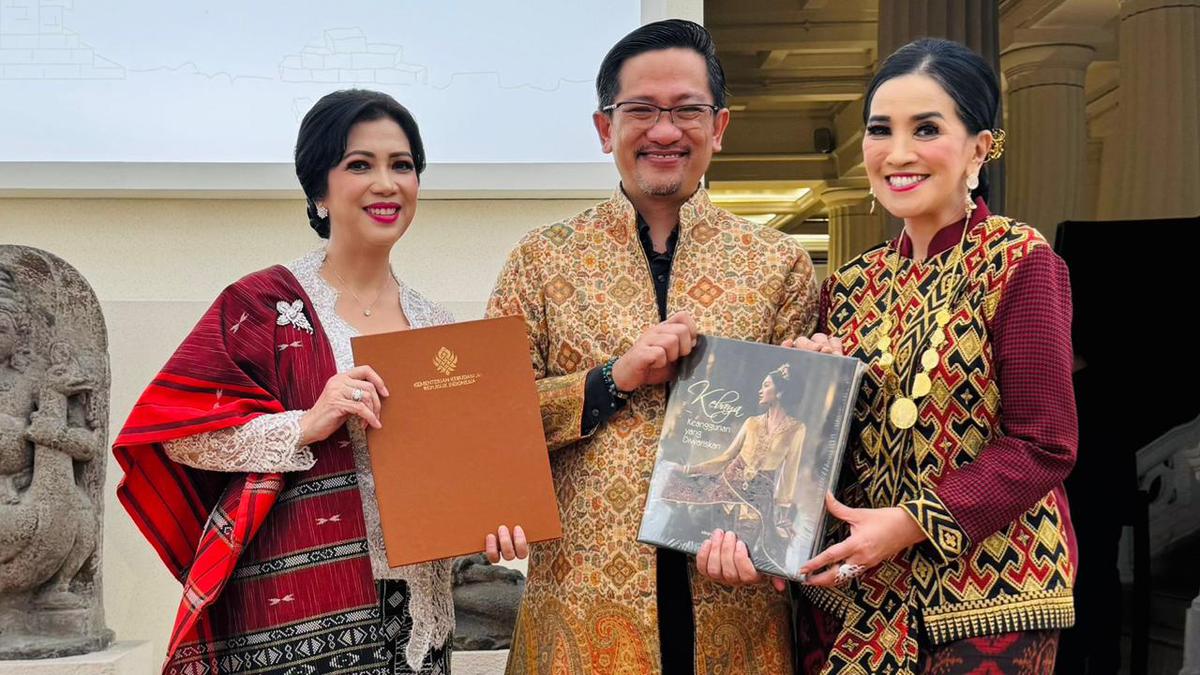 Tim Nasional Kebaya Indonesia Terima Salinan Sertifikat Warisan Budaya Takbenda Dunia dari UNESCO