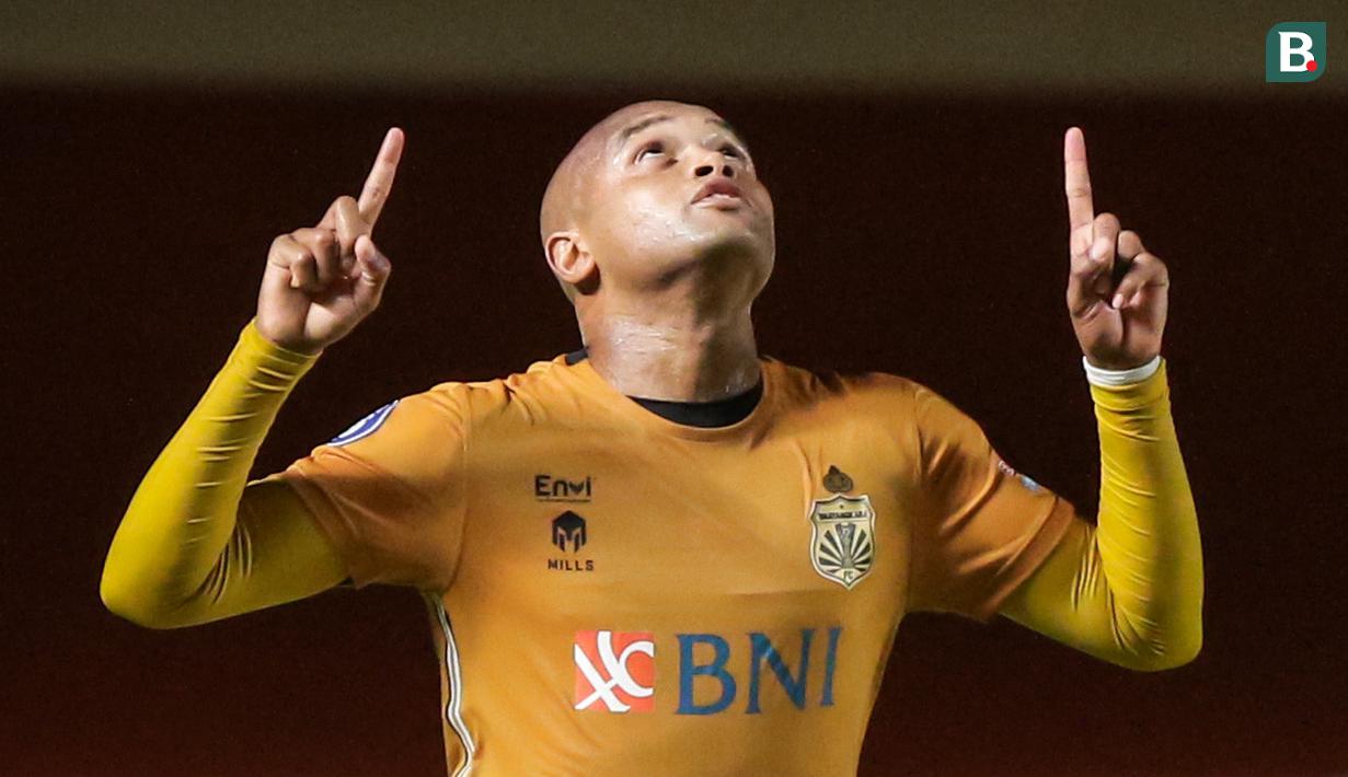 Anderson Salles merupakan bek gaek andalan Bhayangkara FC. Tampil dalam 30 laga, kemampuan yang dimilikinya tak hanya sebatas dalam menjaga pertahanan. Salles juga mempunyai akurasi tendangan bebas yang ciamik dan sundulan yang mematikan. (Bola.com/Bagaskara Lazuardi)