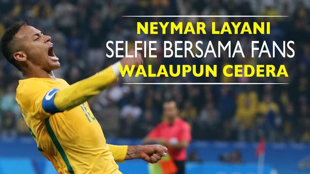 Neymar striker Brasil dengan setia tetap melayani permintaan tanda tangan dan selfie bersama fans yang menanti walau kakinya masih cedera.