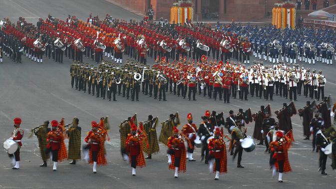 Band-band militer India tampil selama upacara Beating Retreat di Raisina Hills, pusat kekuasaan pemerintah, New Delhi, India, Jumat (29/1/2021). Upacara tersebut menandai akhir dari perayaan Hari Republik tahunan. (AP Photo/Manish Swarup)