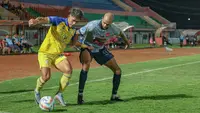 Bek asing PSIS Semarang, Lucas Gama, berusaha merebut bola dari penguasaan penyerang Barito Putera, Eksel Runtukahu, dalam laga yang bergulir di Stadion Sultan Agung (SSA), Bantul, Jumat (29/3/2024). (Bola.com/Radifa Arsa)