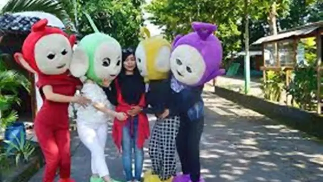 7 Potret Absurd Badut Jalanan, Bukannya Lucu Tapi Bikin Seram