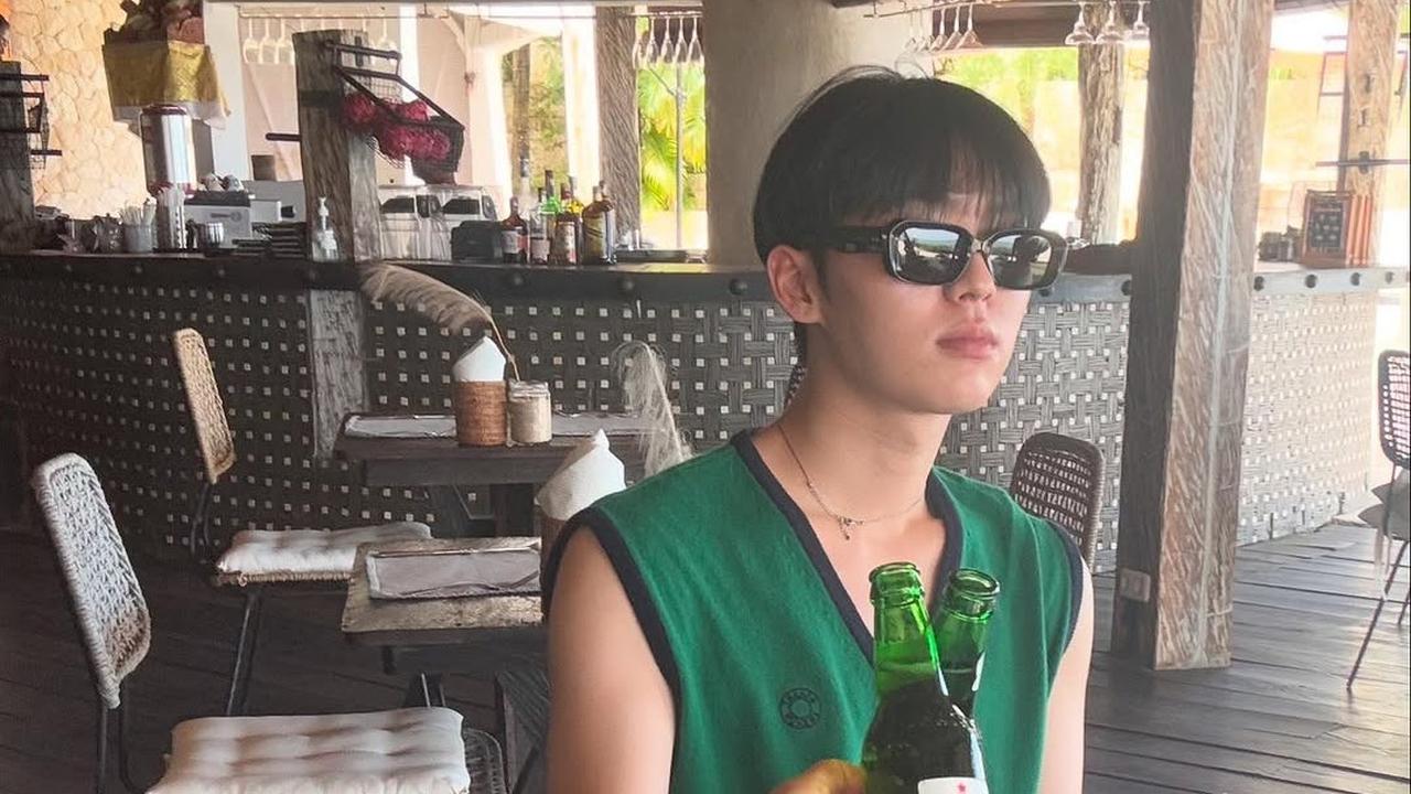 Gaya Kasual Choi Hyun Wook, Pemain Drakor My Dearest Nemesis Liburan di Bali, Tampil Bak Warlok dengan Kaus Sleevless