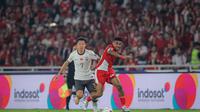 Pemain Timnas Indonesia,&nbsp;Ricky Kambuaya (kanan),&nbsp;berduel dengan pemain China, Xu Haoyang, dalam laga Kualifikasi Piala Dunia 2026 zona Asia di Stadion Utama Gelora Bung Karno (SUGBK) Senayan, Jakarta, Kamis (5/6/2025). (Bola.com/Bagaskara Lazuardi)