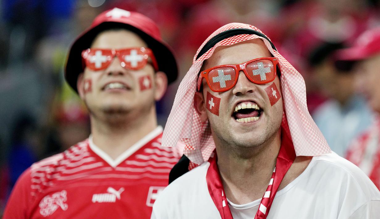 Suporter Swiss saat menyaksikan pertandingan melawan Serbia pada laga Piala Dunia 2022, Jumat (2/12/2022). (AP Photo/Ricardo Mazalan)