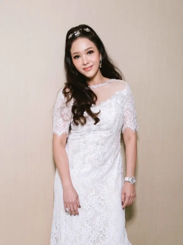 Fashion Maia Tampak Lebih Muda