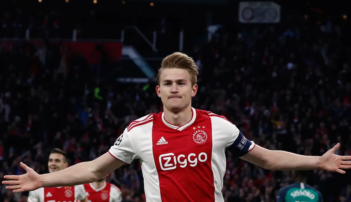 4. Matthijs de Ligt (Bek Tengah) - Juventus bersedia membayar Ajax sebesar 67,5 juta poundsterling untuk bek berusia 19 tahun ini. (AFP/Adrian Dennis).