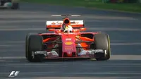 Pebalap Ferrari, Sebastian Vettel, menjuarai balapan F1 GP Australia di Albert Park, Melbourne, Australia, Minggu (26/3/2017). (Bola.com/Twitter/F1)