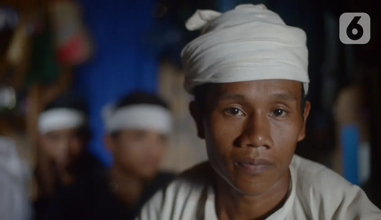 Seorang masyarakat Baduy menunggu untuk menjalani vaksinasi Covid-19 di Desa Kanekes, Ciboleger, Kabupaten Lebak, Banten Kamis (14/10/2021). Tujuan vaksinasi Covid-19 untuk mempercepat kekebalan komunal (Herd imunity) mencegah penyebaran virus corona. (merdeka.com/Imam Buhori)