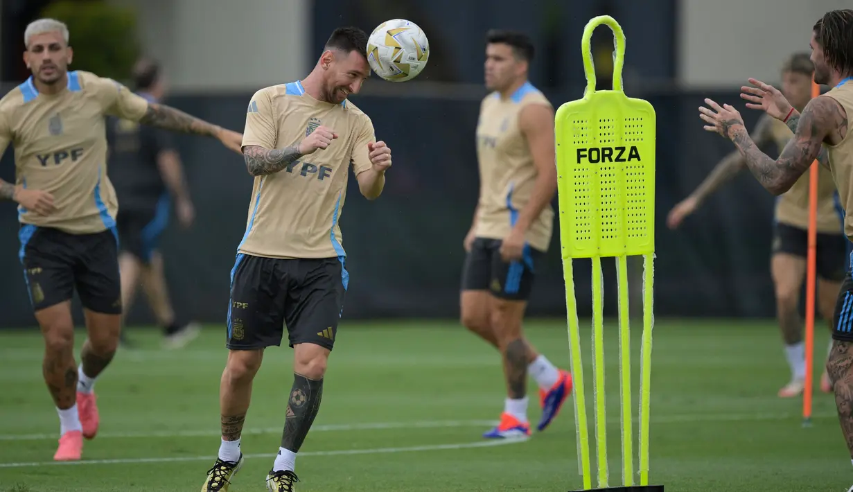 Latihan tersebut menjadi persiapan Argentina berlaga di final Copa America 2024. (JUAN MABROMATA/AFP)