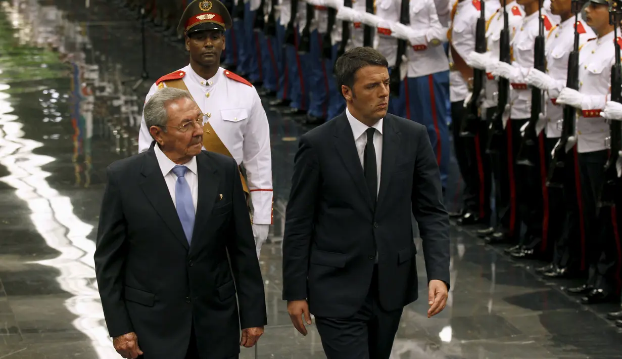 Presiden Kuba Raul Kastro dan PM Italia Matteo Renzi melakukan inspeksi pasukan saat kunjungan kenegaraan di Istana Revolusi, Havana, Rabu (28/10). Renzi menjadi kepala pemerintahan Italia yang mengunjungi Kuba pertama kalinya. (REUTERS/Enrique de la Osa)