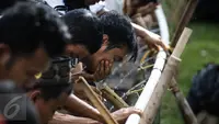 Peserta aksi damai 212 mengambil air wudhu untuk melaksanakan salat jumat dalam Bela Islam III di Monas, Jakarta, Jumat (2/12). Adapun peserta massa aksi damai 212 menggunakan botol air minum untuk berwudhu. (Liputan6.com/Faizal Fanani)