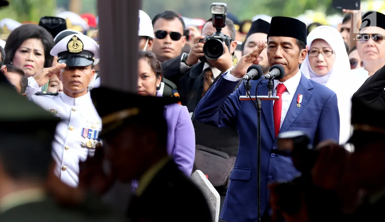 Presiden Joko Widodo memberi hormat saat prosesi pemakaman istri presiden ke-6 RI Susilo Bambang Yudhoyono (SBY), Ani Yudhoyono di TMP Kalibata, Jakarta, Minggu (2/6/2019). Ani Yudhoyono dimakamkan berdekatan dengan pusara istri presiden ke-3 RI BJ Habibie, Ainun Habibie. (Liputan6.com/JohanTallo)