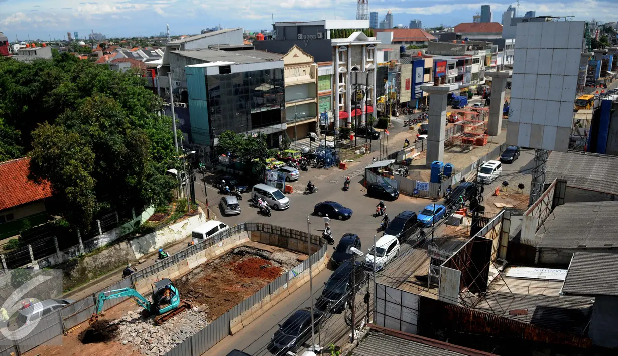 Situasi arus lalu lintas di samping pembangunan stasiun Mass Rapid Transit (MRT) di Jalan Fatmawati, Jakarta, Kamis (19/1). Pemprov DKI Jakarta akan menutup Jalan Raya Fatmawati dari 4 Februari 2017 hingga 11 Agustus 2017. (Liputan6.com/Gempur M. Surya)