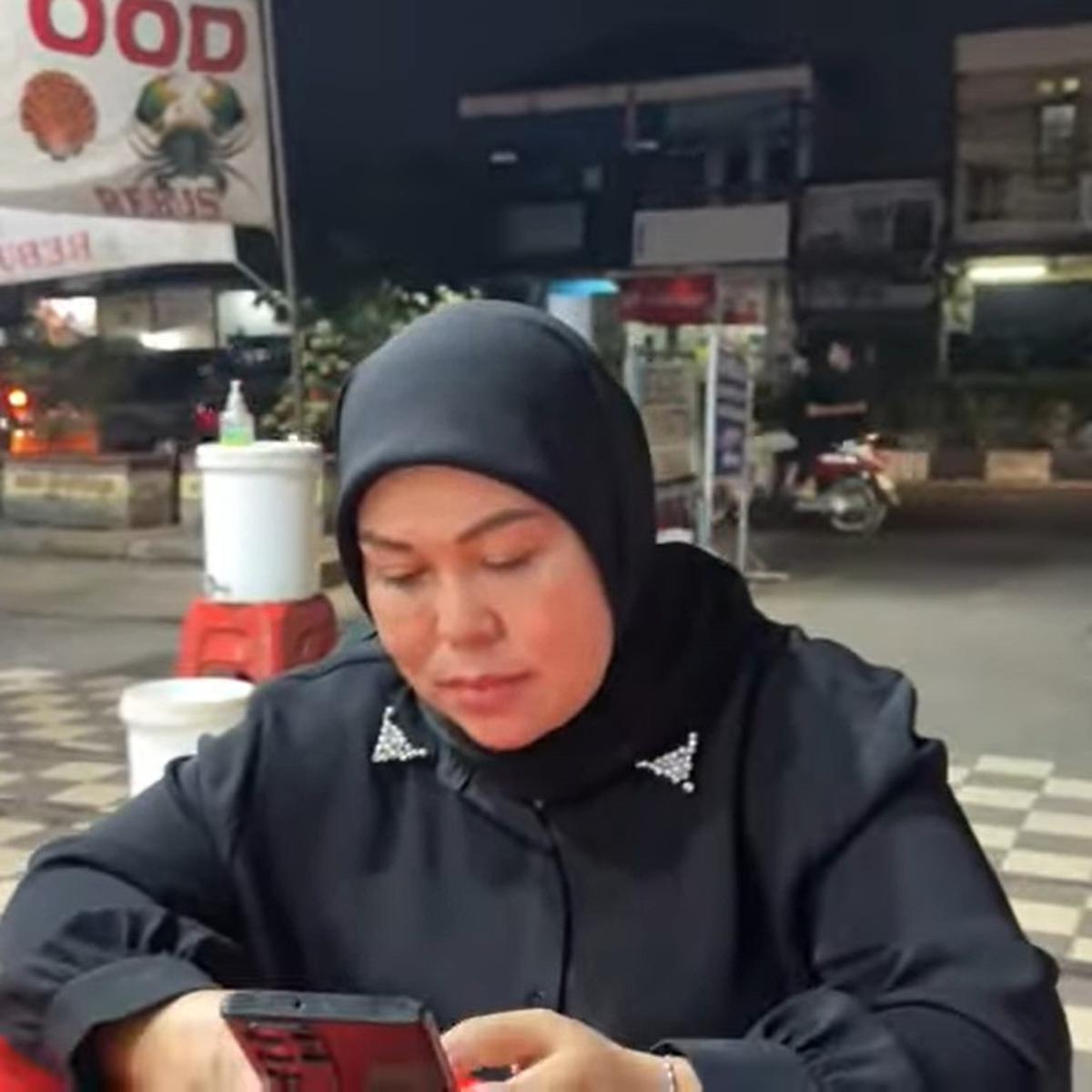 Potret Orang Tua Lesti Kejora Makan di Warung Pinggir Jalan