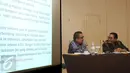 Direktur Kerjasama Luar Negeri BNP2TKI, Fachry Sulaiman(kiri) berbincang dengan Direktur Pementaan dan Harmonisasi Kualitas TKLN, Naekma saat Penajaman Cetak Biru Kedeputian KLNP 2016-2019 di Bogor, Kamis (10/12/2015). (Liputan6.com/Helmi Fithriansyah)