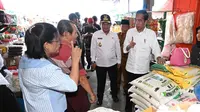 Presiden Jokowi juga berkesempatan mengunjungi dan berdialog dengan salah satu pemilik toko di Pasar Kawat, Kota Tanjungbalai, Sumut, Kamis (14/3/2024) (Foto: Istimewa)