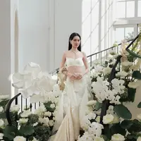 Mengusung konsep “Love Through Time,” pernikahan keduanya digelar dengan suasana hangat dan intim, menonjolkan dekorasi serba putih yang melambangkan kesucian dan keabadian cinta. [@davikah].