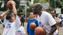 Seorang penyandang disabilitas tampak semangat untuk melakukan shooting yang dilatih perwakilan NBA Asia, Chris Sumner. (Bola.com/Vitalis Yogi Trisna)