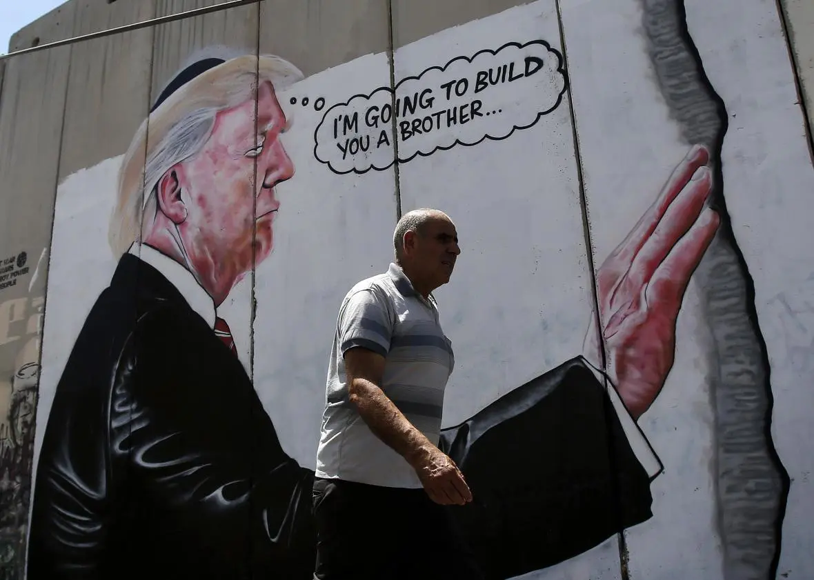 Mural Presiden AS Donald Trump di tembok pembatas di Tepi Barat Yerusalem. Mural itu karya seniman Australia, Lushux (AFP/Musa Al Shaer)