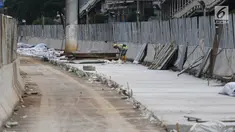 Pekerja menggarap penataan jalan dan trotoar di Jalan Sudirman, Jakarta, Selasa (17/4). Revitalisasi jalan dan trotoar tersebut sebagai persiapan Asian Games 2018 yang akan berlangsung di Jakarta pada Agustus 2018 mendatang. (Liputan6.com/Arya Manggala)