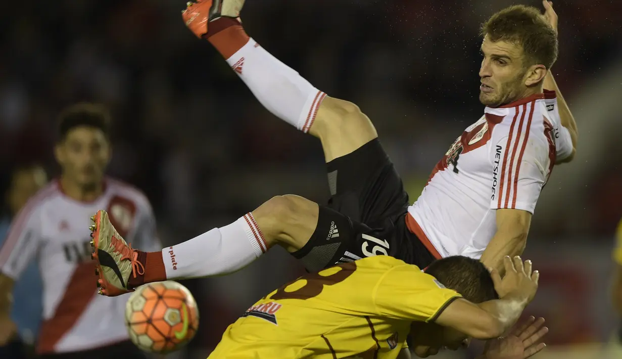 Pemain River Plate (atas) saat berebut bola dengan pemain Trujillanos saat Copa Libertadores 2016 di Stadion Monumental , Buenos Aires , Argentina , 21 April , 2016. (JUAN MABROMATA / AFP)