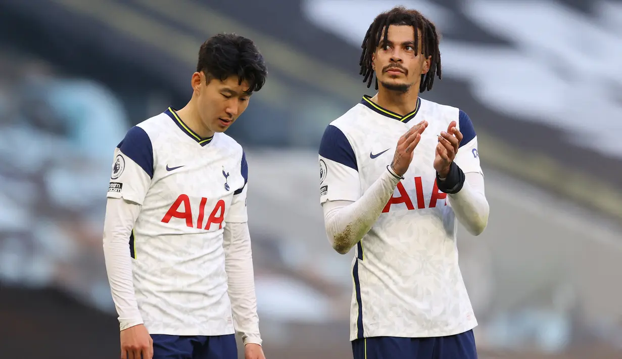 Ekspresi kecewa dua pemain Tottenham Hotspur, striker Son Heung-Min (kiri) dan gelandang Dele Alli usai dikalahkan Aston Villa 1-2 dalam laga lanjutan Liga Inggris 2020/2021 pekan ke-37 di Tottenham Hotspur Stadium, Rabu (19/5/2021). (AFP/Richard Heathcote/Pool)